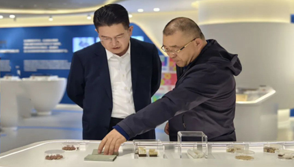 青島市嶗山區(qū)副區(qū)長(zhǎng)靖紅樂(lè)調(diào)研青源峰達(dá)太赫茲科技