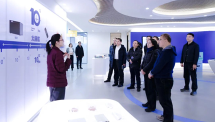 青島市發(fā)展改革委副主任王薇一行蒞臨青源峰達(dá)太赫茲科技調(diào)研指導(dǎo)