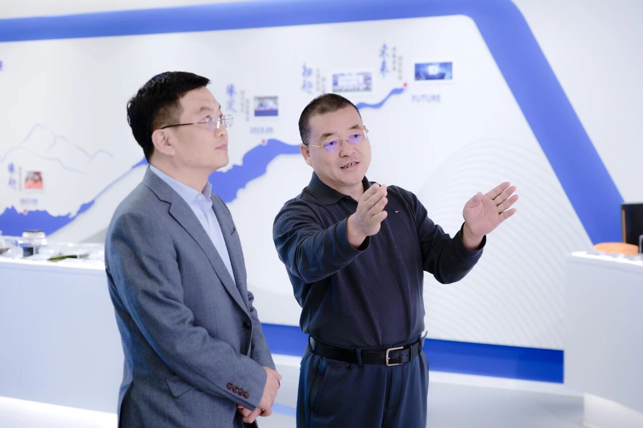 NEWS | 青島市發(fā)展改革委黨組書記、主任卞成一行蒞臨青源峰達太赫茲科技調(diào)研指導